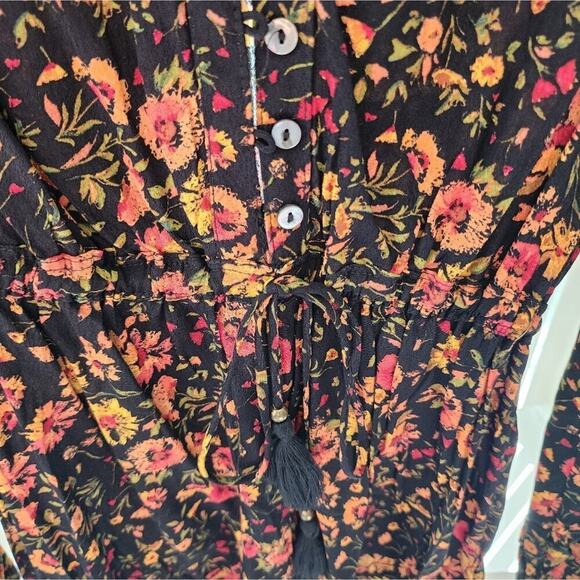 VICI NEW BLACK MULTI COLOR FLORAL ROMPER WITH LACE BACK PANEL SIZE SMALL - Picture 4 of 10